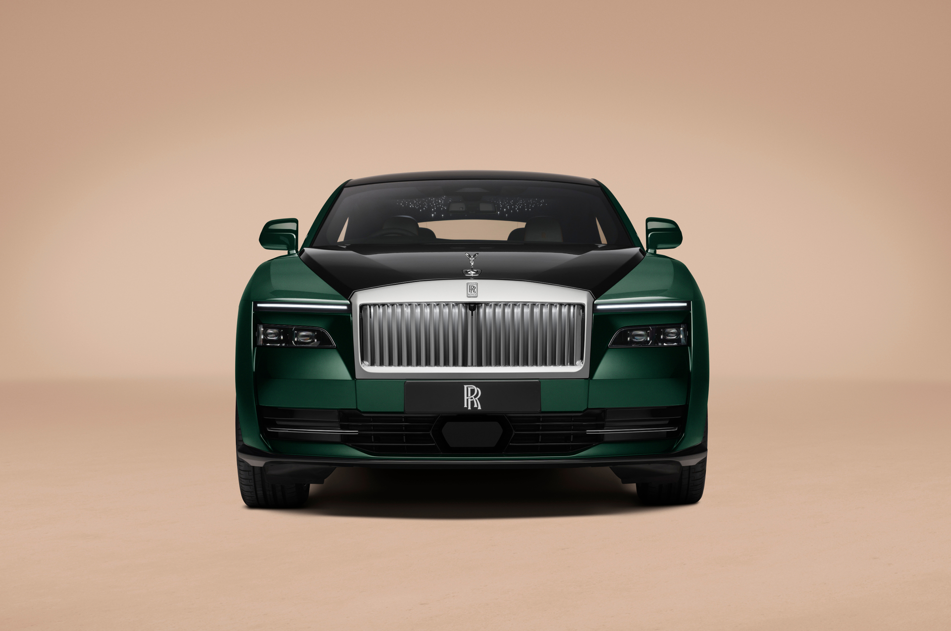Frontal del Rolls-Royce Spectre Series II de color verde oscuro con parrilla Pantheon