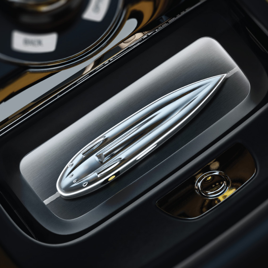 地上最高速度を3度更新した超高速マシン、サンダーボルトの活躍にインスピレーションを受けたコレクションカー。ロールス・ロイス史上最もパワフルなモデルのひとつであるBlack Badge WRAITH Black Arrowは、サンダーボルトの勇敢なスピードの遺産を体現しています。